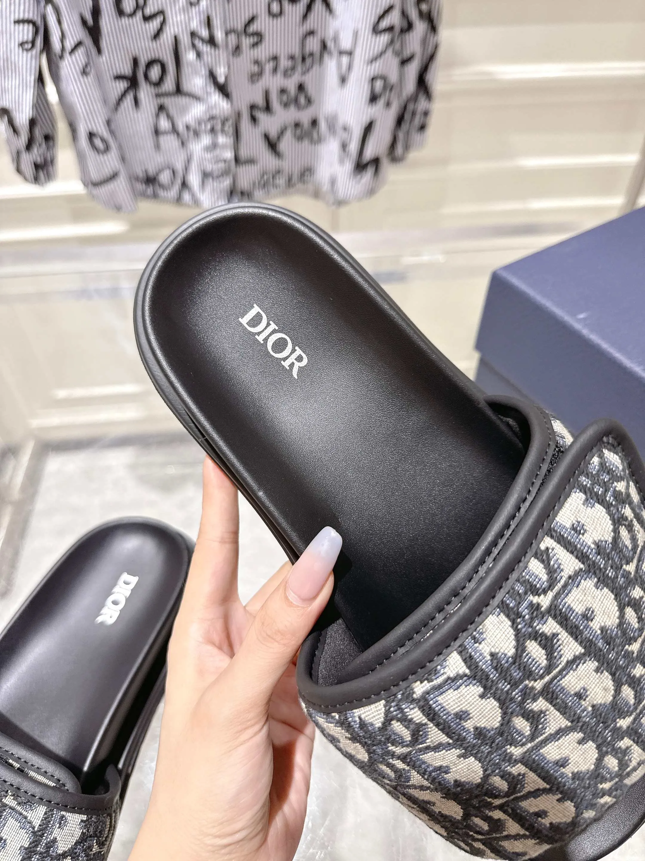 👟👟Ex-factory price 420👟👟 #Men's top version 𝐃𝐈𝐎𝐑# Dior's new men's summer slippers 🔥Purchase the original development Alias ​​sandals are new products in 2024. They are a leisurely and exquisite work. The upper is made of imported denim ➕ calfskin 🔥 Original molded rubber outsole provides the best comfort 🔥 ✔️Size: #38-46
